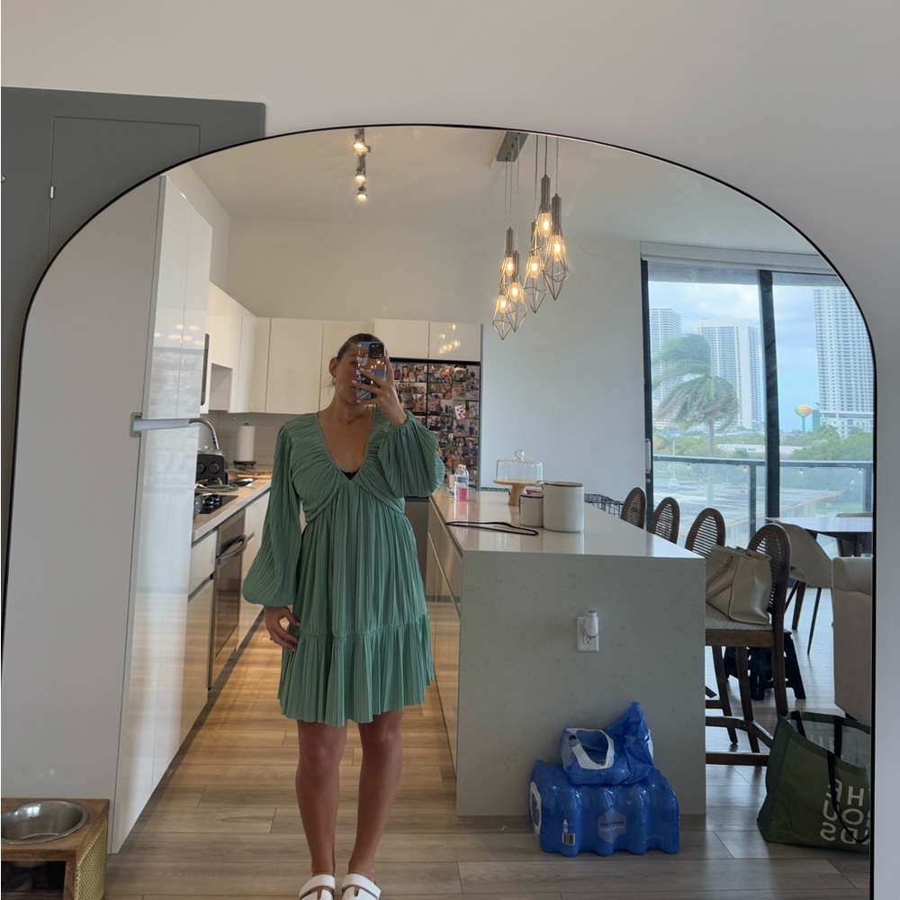H&M 
Size M
Green dress
Good condition - worn a few times